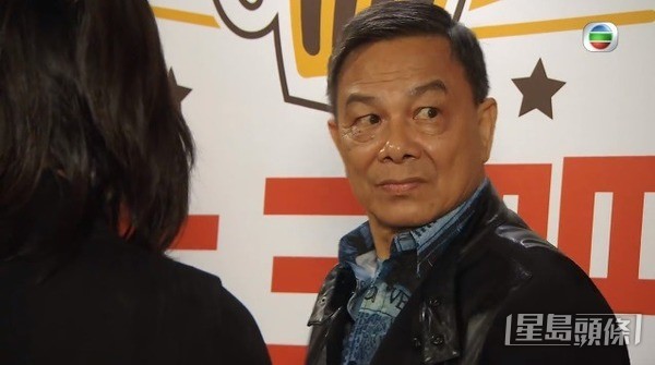 而最後一個街坊關偉倫是實力派甘草,今年已經71歲的他入行51年!1971年他參加邵氏與無綫電視合辦的「演員訓練中心」第一期訓練班(電影組),初期曾拍過《民間傳奇》、《清宮殘夢》等劇。四年後簽約亞視前身麗的電視,《秦始皇》、《皇家檔案》、《再見艷陽天》到《縱橫天下》等劇都有份演出。至2012年離開亞視轉投香港電視,重頭劇《選戰》、《導火新聞線》亦有見到他的蹤影。後來港視不獲發牌照,他轉投無綫,不過數年間亦是演只得幾句對的閒角路人。