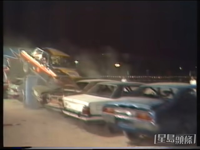【1984年】劉德華表演飛車失敗,幸好最後人冇事,自行爬出車外,更站上車頂振臂高呼。