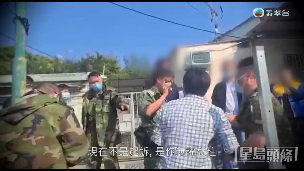 陳小姐指向政府投訴僭建戶多年卻未有行動,但業主投訴3個月後,即帶同地政人員拆圍欄。