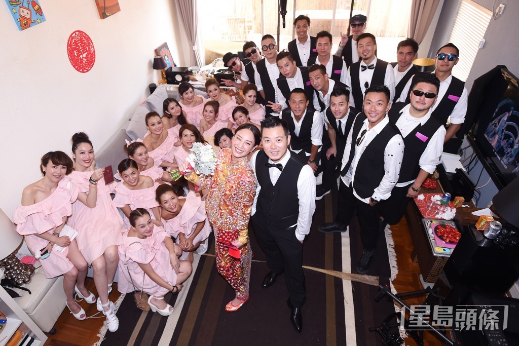 鄭希怡2014年與化妝師梁學儲拉埋天窗，兄弟姊妹團有多位圈中好友，包括容祖兒、Twins、黃伊汶、梁漢文、谷德昭等。