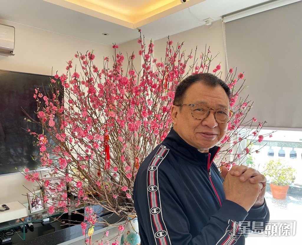 許紹雄家中大廳可擺放巨型桃花。