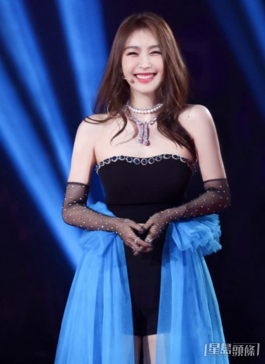 黄晓明去年初宣布离婚时，有网民叫跟李菲儿复合。  ​