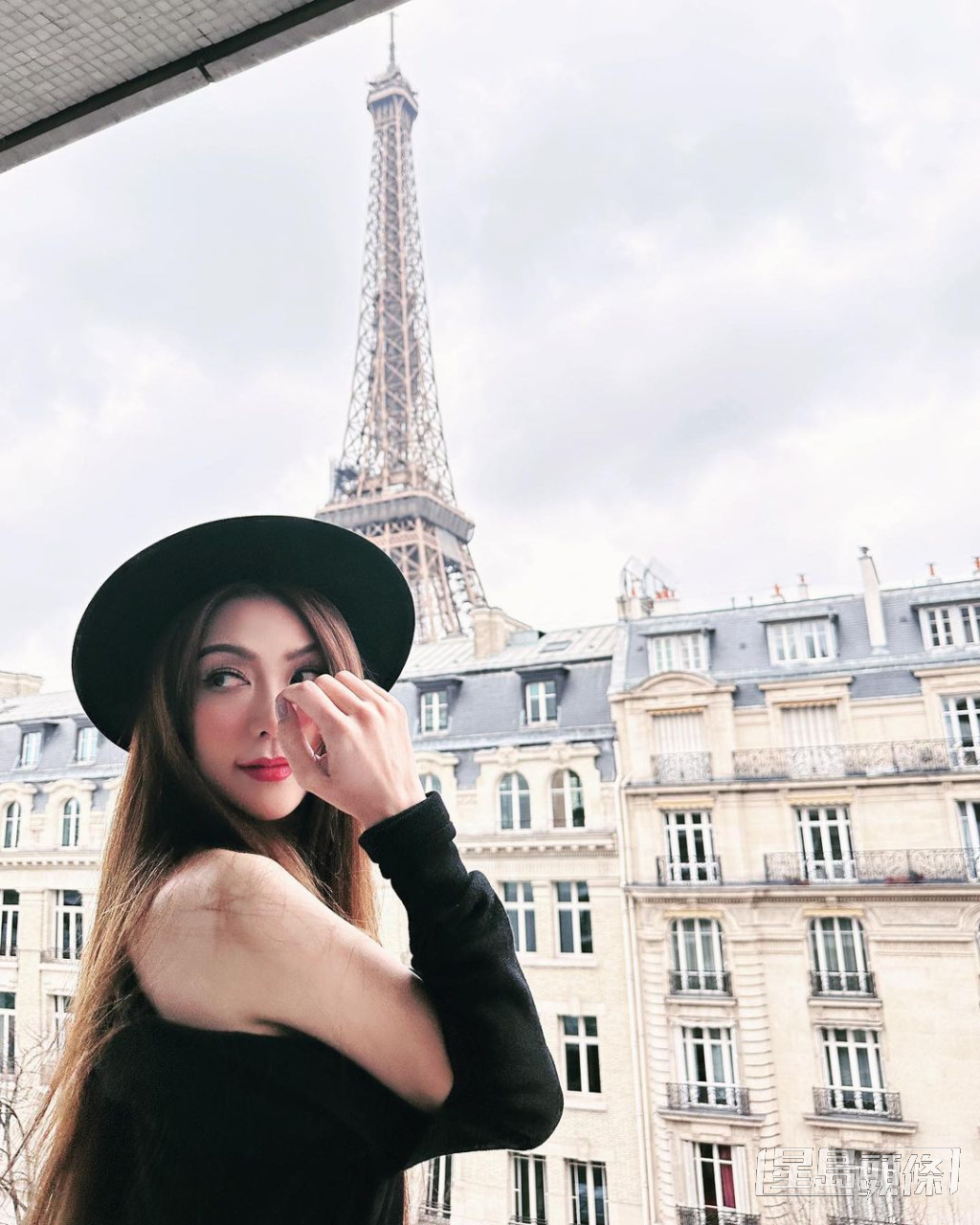 薛凯琪以巴黎铁塔作背景。