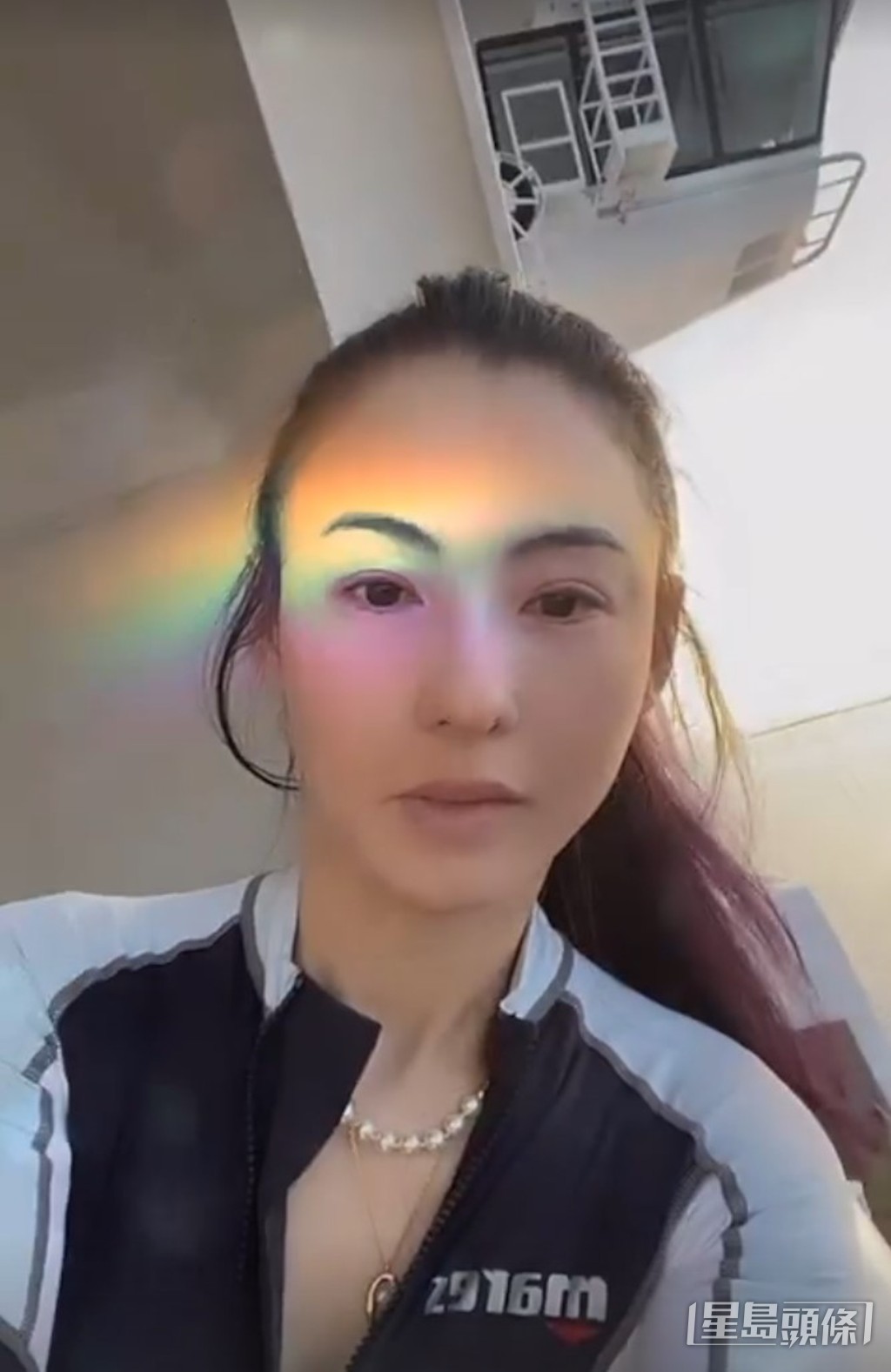 张栢芝近日与家人上邮轮玩。