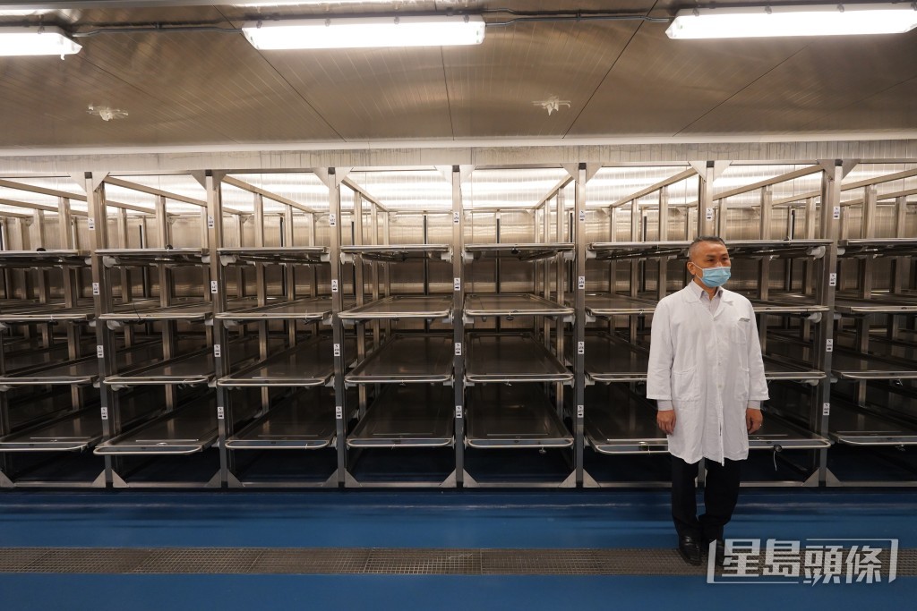 潘偉明指若現有殮房會爆滿,當局可重啟舊殮房及冷凍貨櫃儲存遺體。葉偉豪攝