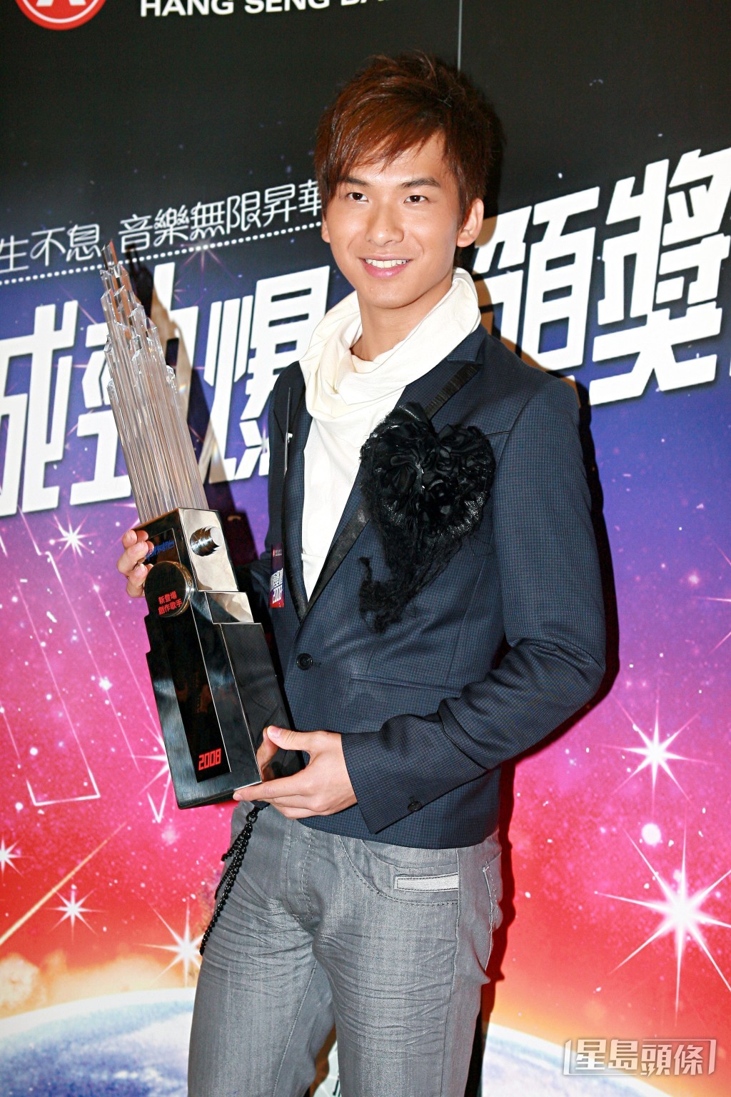 周吉佩在2008年獲得新城勁爆新登場創作歌手獎,惜之後遇上金融風暴,公司不再續約。