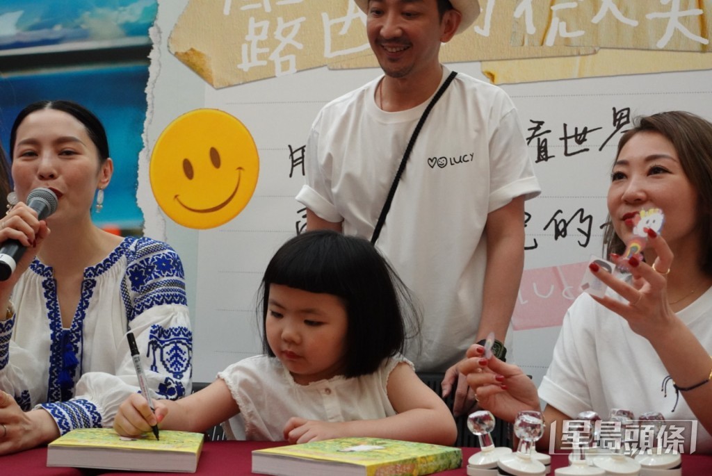 預備好多印仔俾LUCY蓋印