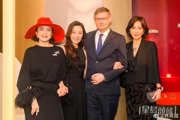 与杨紫琼及刘嘉玲同场，各有美态。