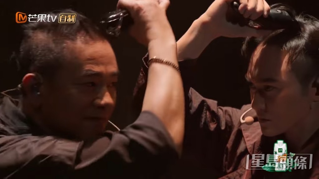 陳小春賽前教張智霖剃頭。