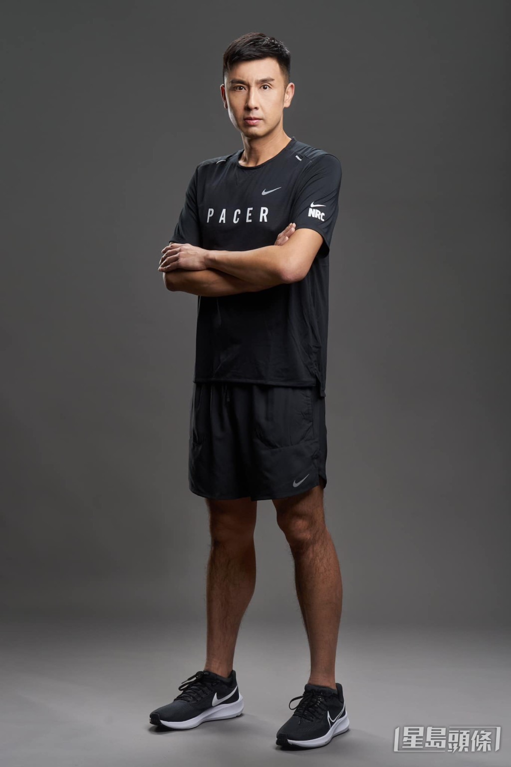 伍家謙擔任半馬二組的兩小時配速員（Pacer），全程舉着2:00的牌。