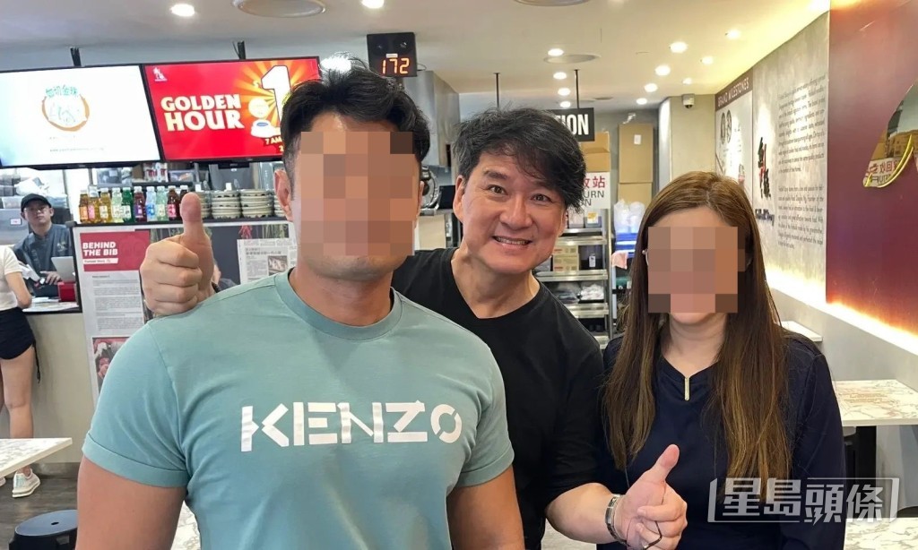 周华健上周在新加坡被一对准新人粉丝捕获。