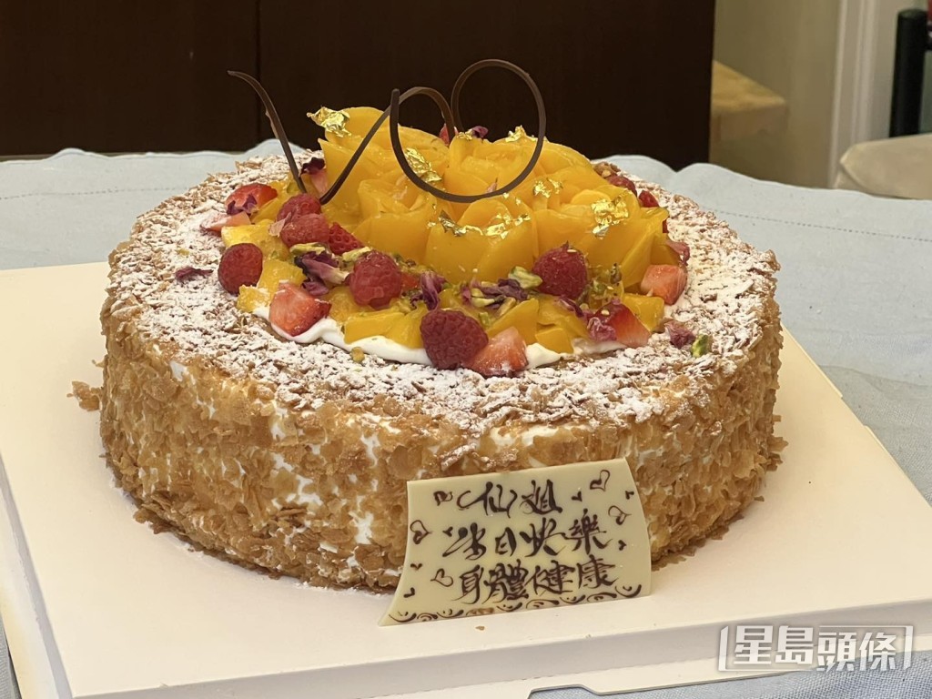眾人準備了兩個精美蛋糕。