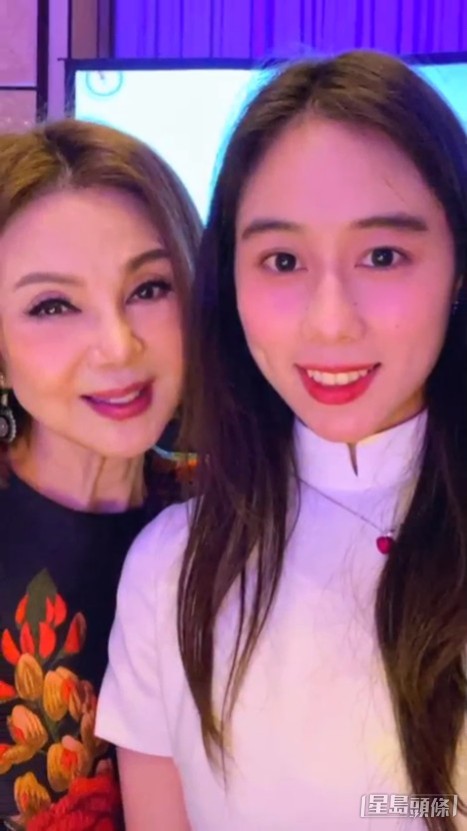 谢玲玲更于活动中遇到已故赌王何鸿燊家族被封何家最美千金的何超欣，从二人合照所见何超欣疑穿白色旗袍现身，与长辈合照显得非常乖巧。