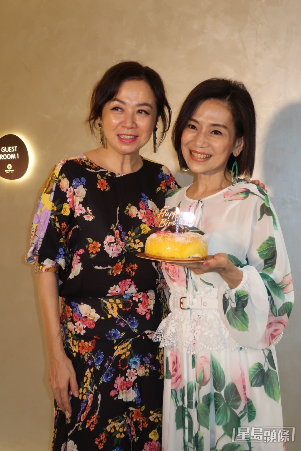唐麗球(左)近年會間中現身公開場合。