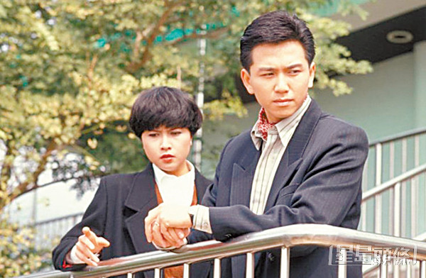 温兆伦（右）曾是TVB力捧小生，但因欠债及桃色新闻多多而形象插水被弃用。