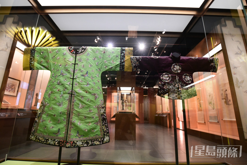 展覽涵蓋商代至二十世紀初女性織繡、服裝飾物等作品。伍明輝攝
