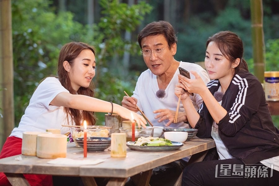 兩女試過與父親梁家輝一同上內地節目。