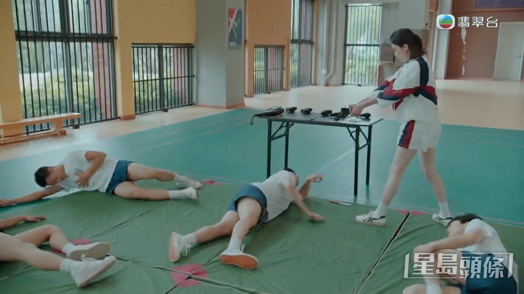 其實她在劇中是身手了得的警察。