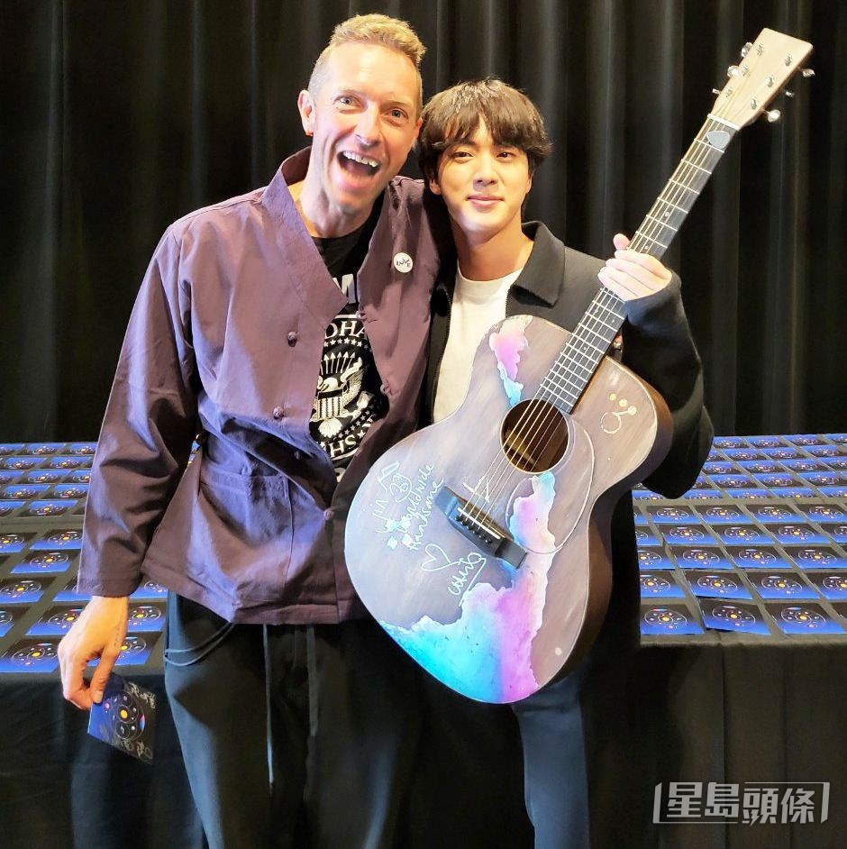 Jin是COLDPLAY主唱Chris Martin的超級粉絲，早前去美國探望Martin時還獲偶像贈送一把用了十年的結他。