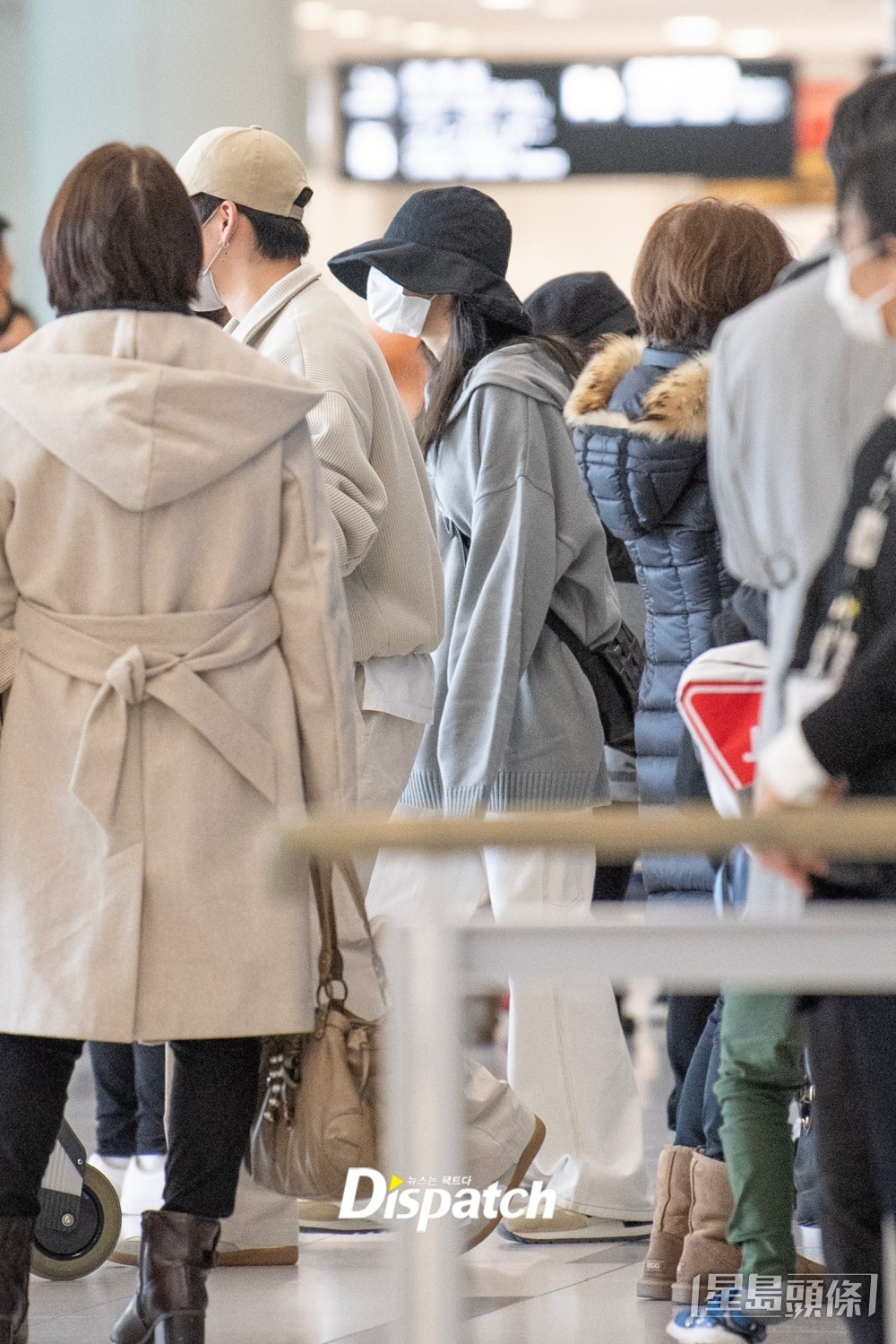 IU的打扮好低調。(《Dispatch》圖片)