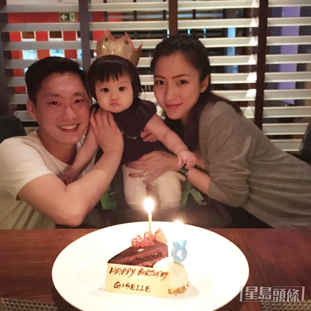 Crystal在2015年已嫁圈外老公，同年12月誕下B女，現在6歲的囡囡也相當可愛，一家三口生活幸福。