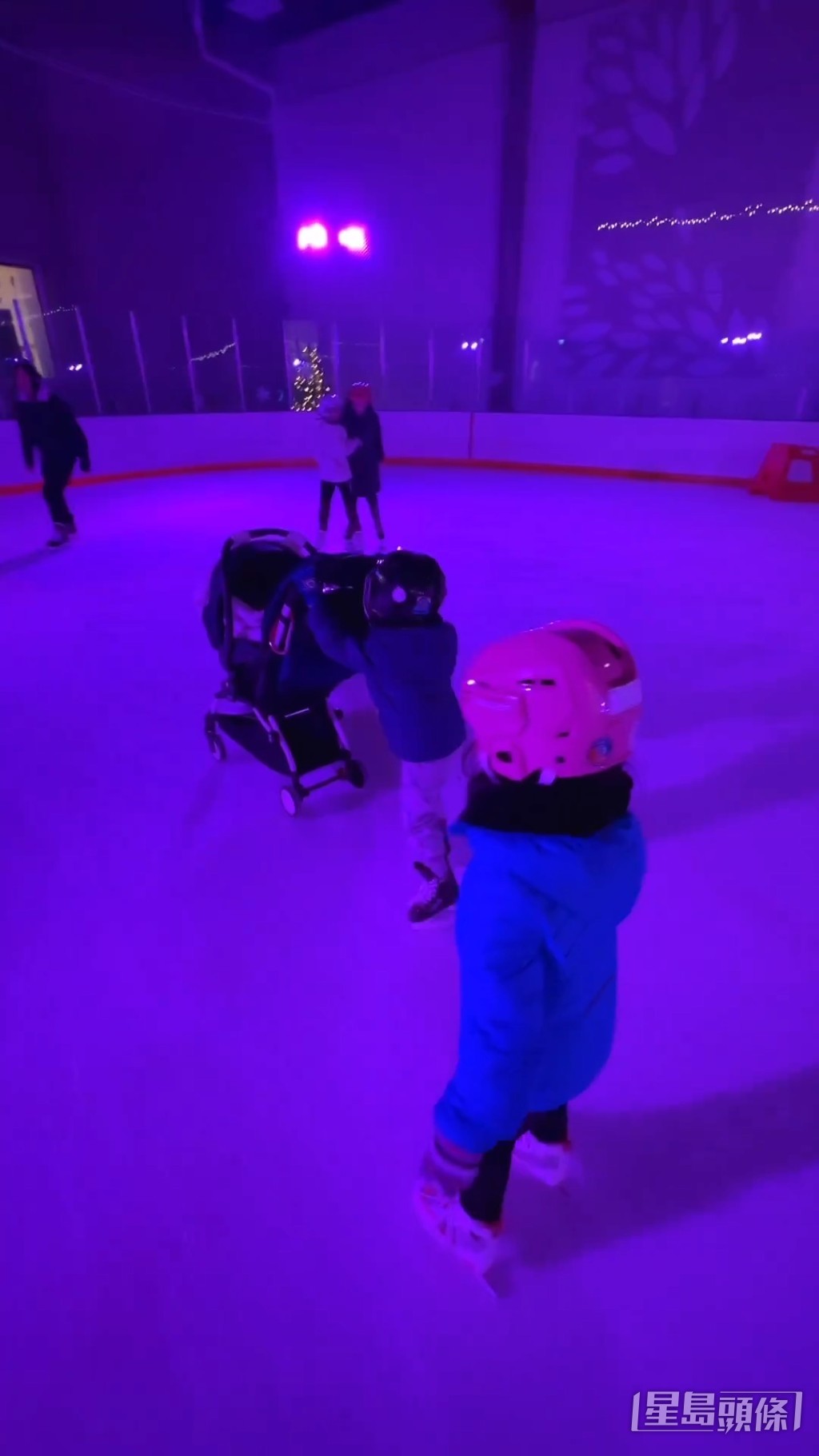 另一條片則見到Jared推着BB車溜冰，家姐Kelly一直緊從其後。