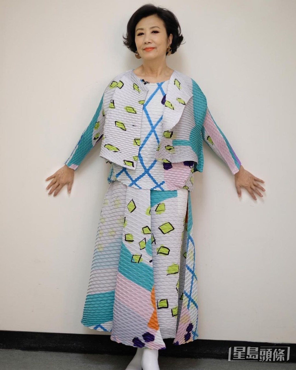 成日都着三宅一生錄節目。