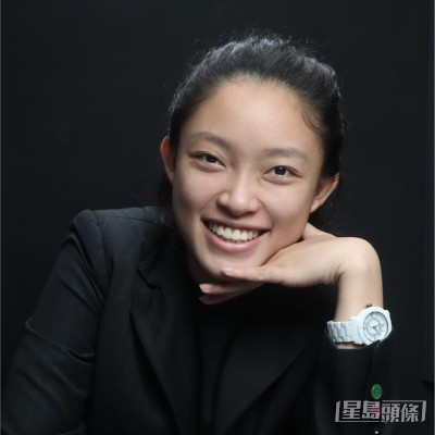 譚筱白於香港小輪（集團）有限公司集團擔任總經理行政助理一職。