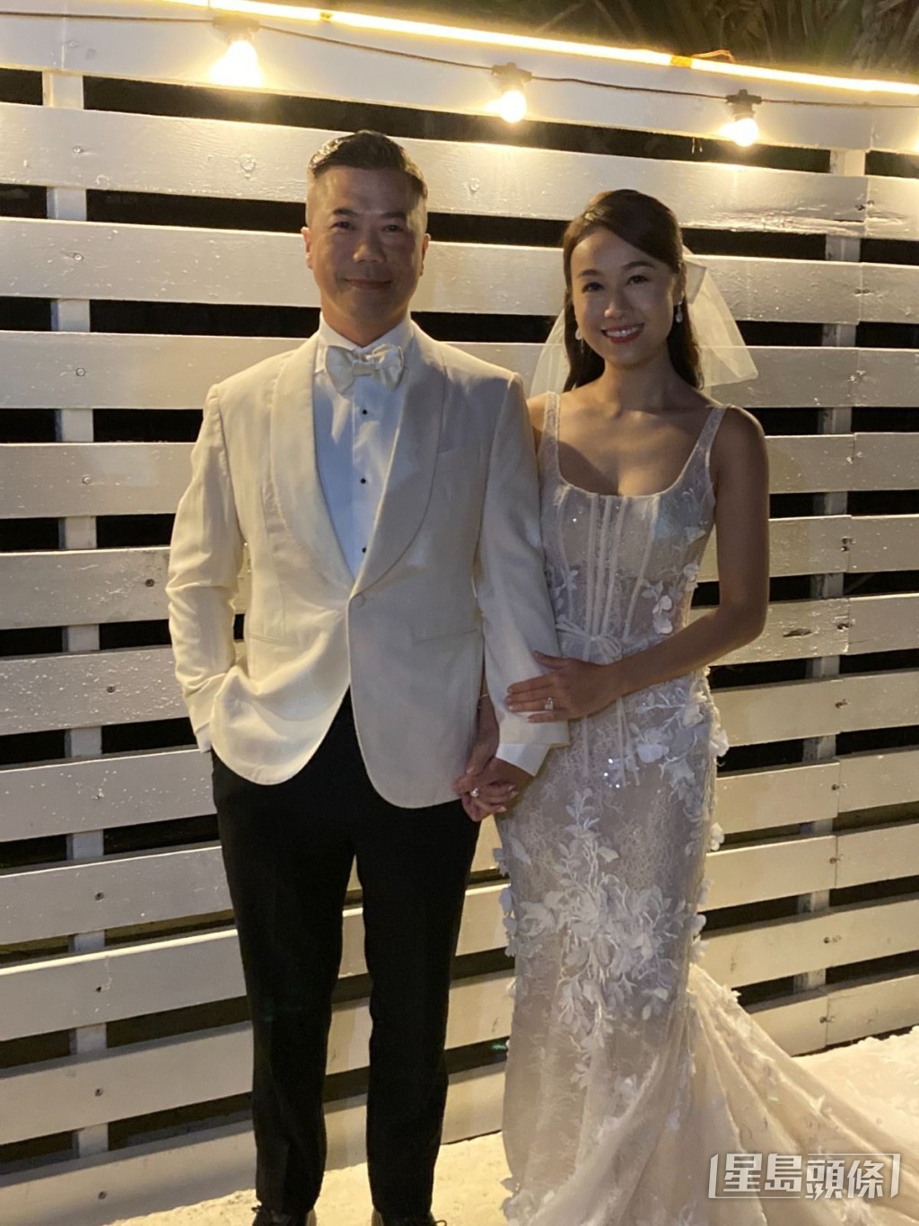 一对新人心情大好。 一对新人心情大好。