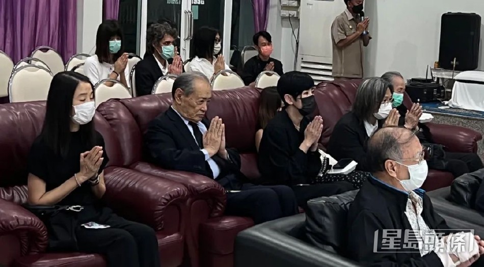 陳可辛和吳君如誠心為陳銅民誦經。(網上圖片)