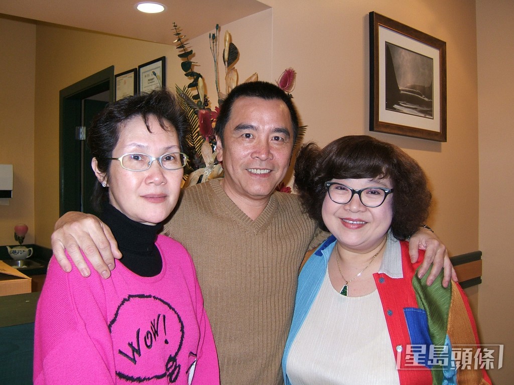 早年举家移民加拿大！