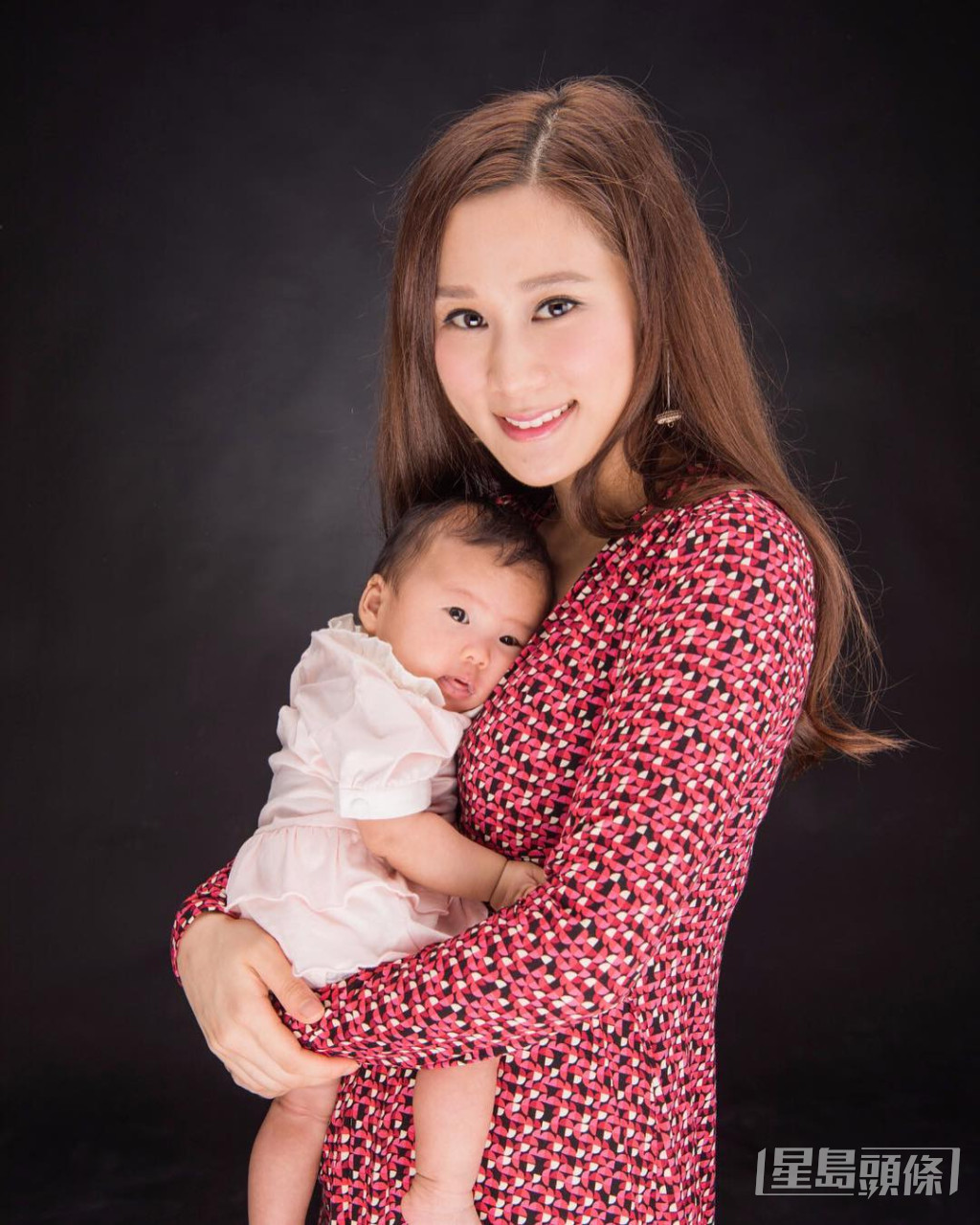 张嘉儿2016年9月诞下大女刘在芯（Leora）。