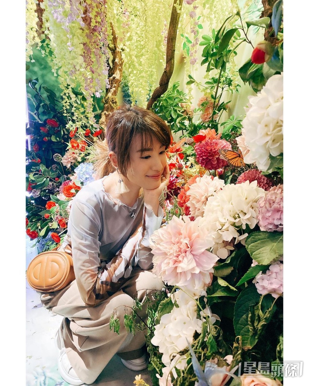 人比花嬌。