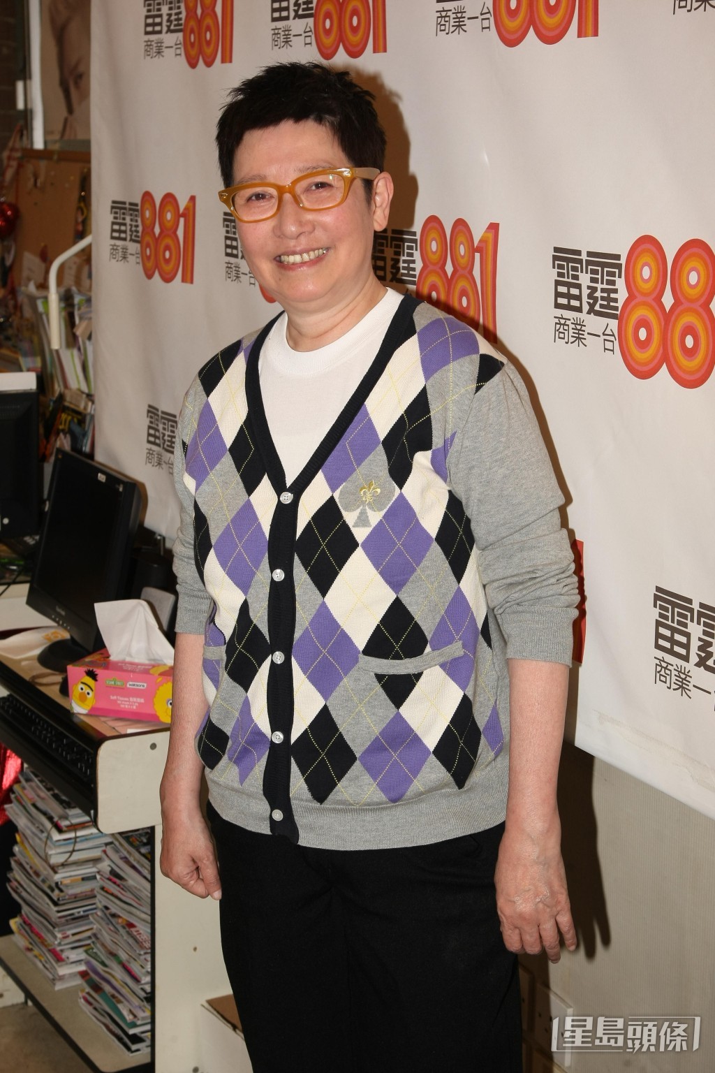 多年來蘇施黃的作風非常惹火，在2011年出席某連鎖甜品店的馬來西亞分店開幕活動時，公開表示：「我覺得馬來西亞嘅嘢係非常之難食。」隨即引來馬來西亞網民猛烈批評。