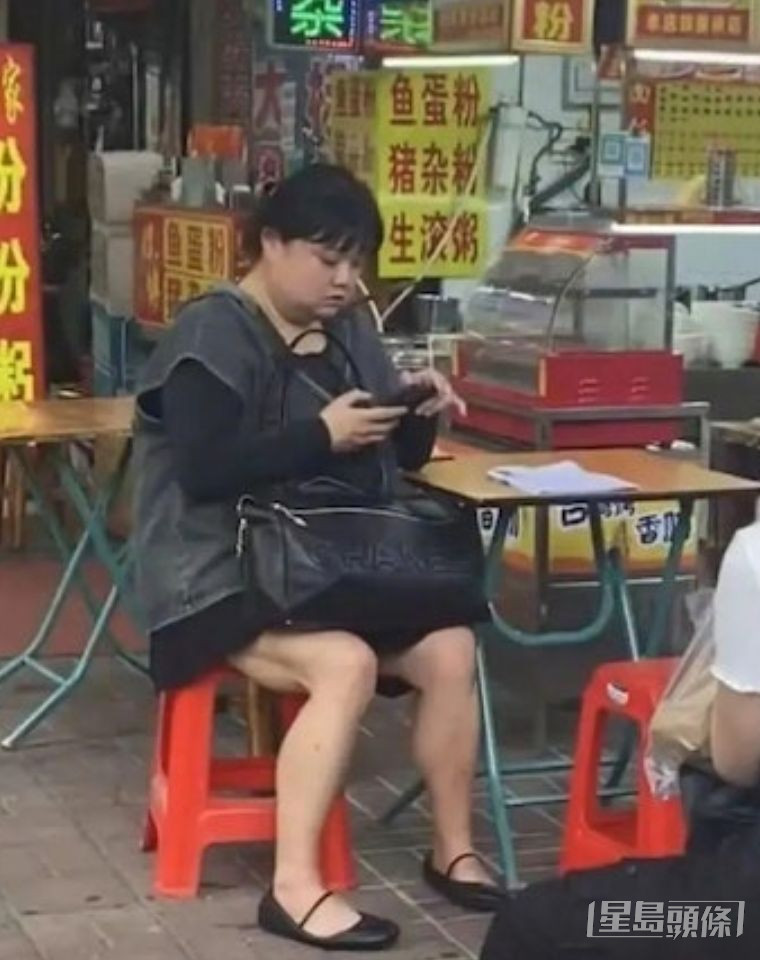 近日她被網民發現面容憔悴現身浙江路邊攤，雙腳同圓潤身形唔成比例。