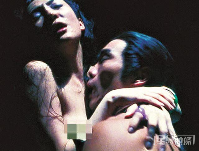 甄楚倩在《滿清十大酷刑之赤裸淩遲》中，有裸露演出。