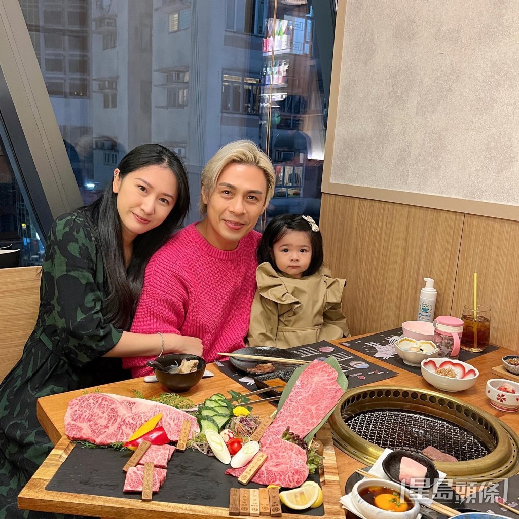 一家三口好幸福。