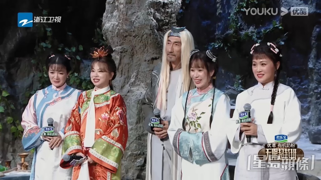 （左起）陳少霞、劉玉翠、車保羅、鄺文珣、梁小冰日前在內地節目重演《鹿鼎記》。