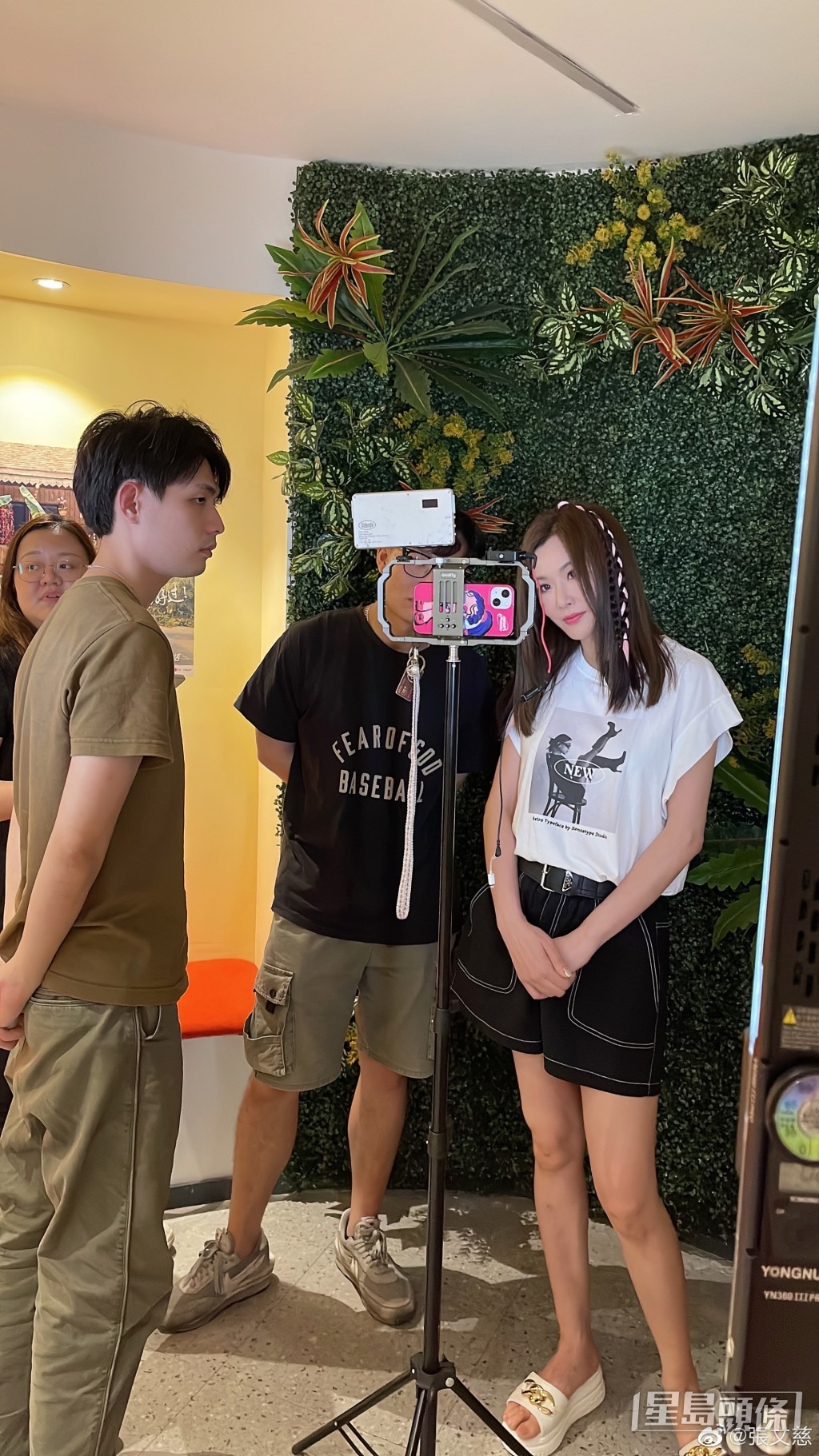张文慈（右）近年移居内地，专心做直播带货。