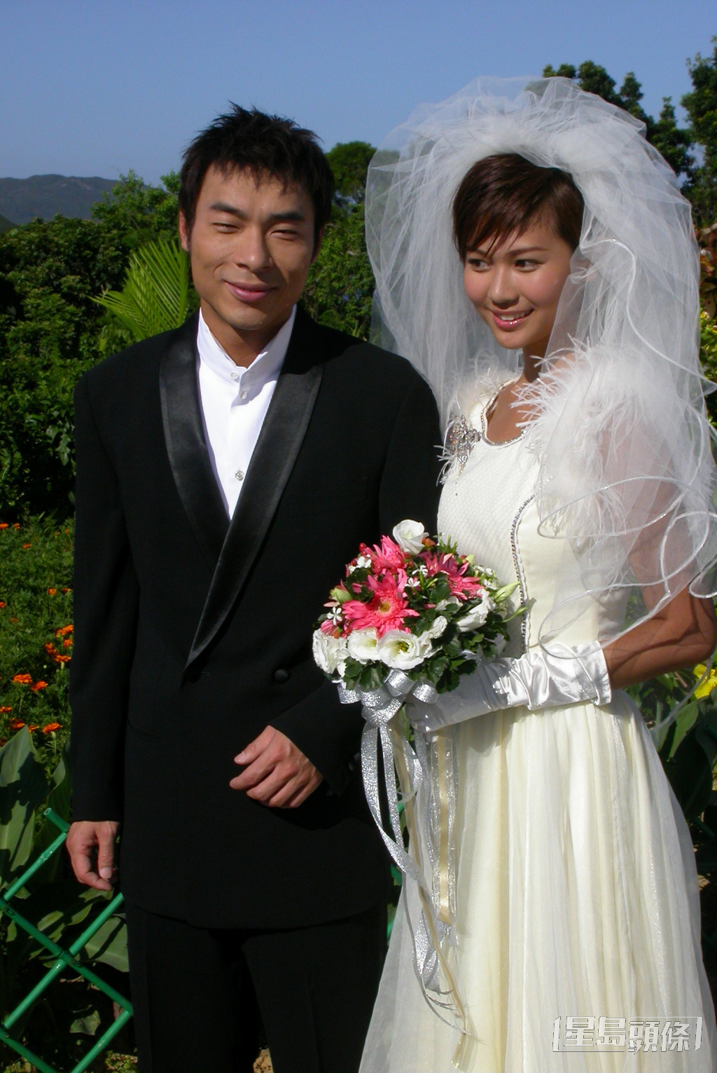 杨秀惠落选后，签约无线，2004年即拍摄首部剧《赤沙印记@四叶草.2》。