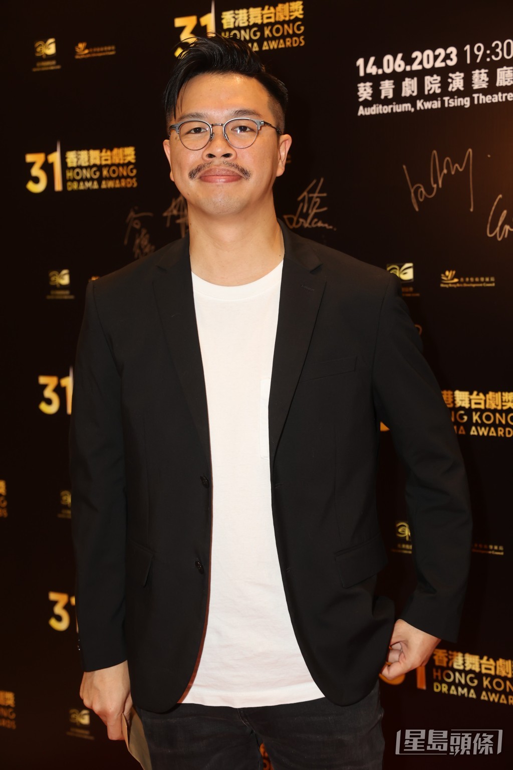 何天爵早前凭电影《正义回廊》获得金像奖“新晋导演”，他表示今次来颁“最佳男配角”，颁奖比得奖更紧张。