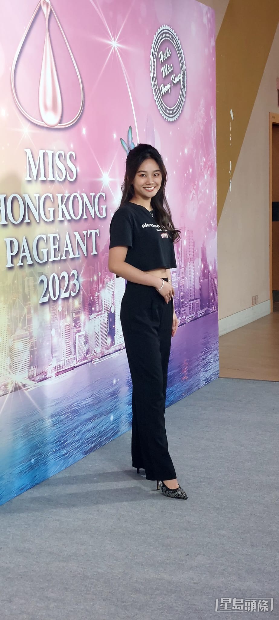 今晨甩波鞋的Valerie換上高跟鞋，展現女人味。