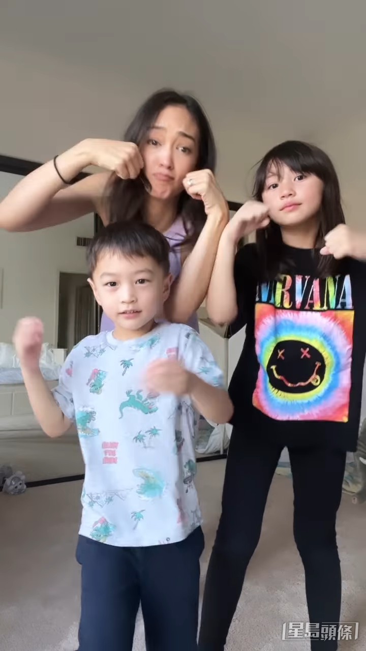 變成小少女與媽媽一齊跳舞!