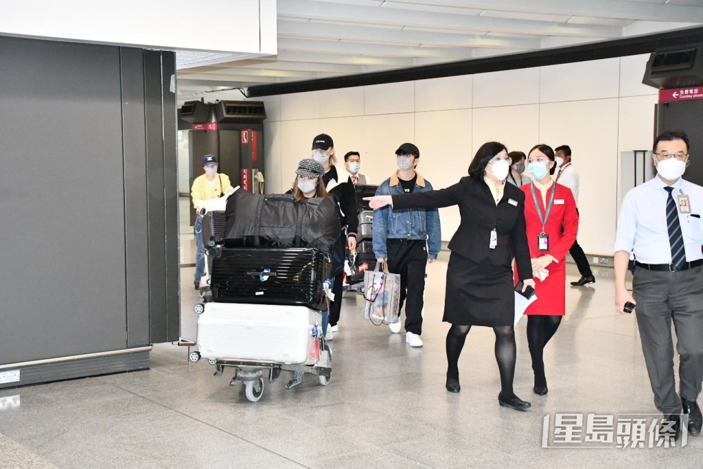 現場有機場及航空公司職員協助。