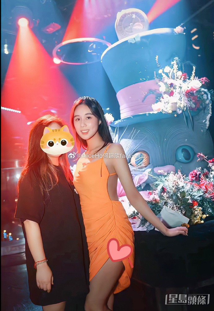 今年超欣23歲生日穿上露背高叉吊帶裙。