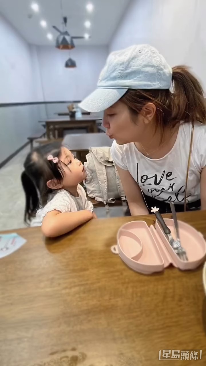 有網民表示見到小朋友食嘢好開心。