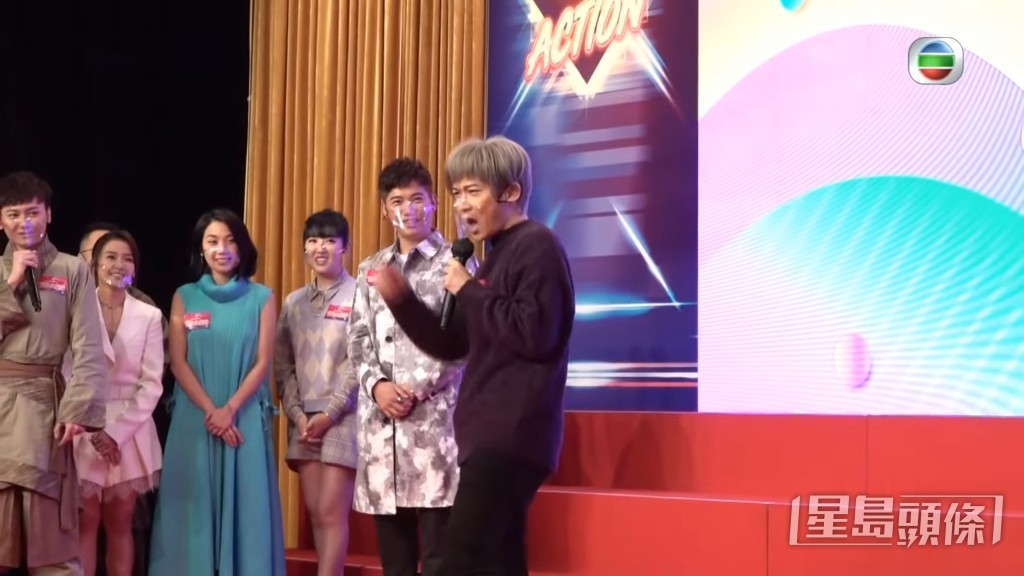 鄧智堅2021年在記者會宣傳《開心大綜藝》扮姜濤,結果引起姜糖狂插。