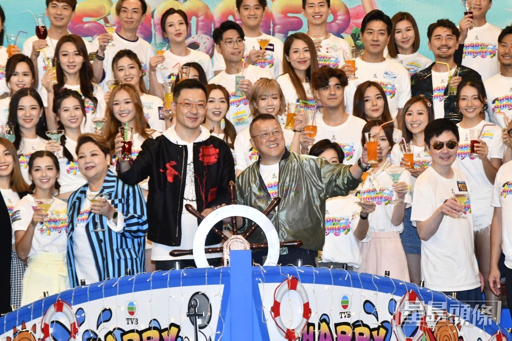 曾志伟与星空董事局主席田明主持合作启动仪式。