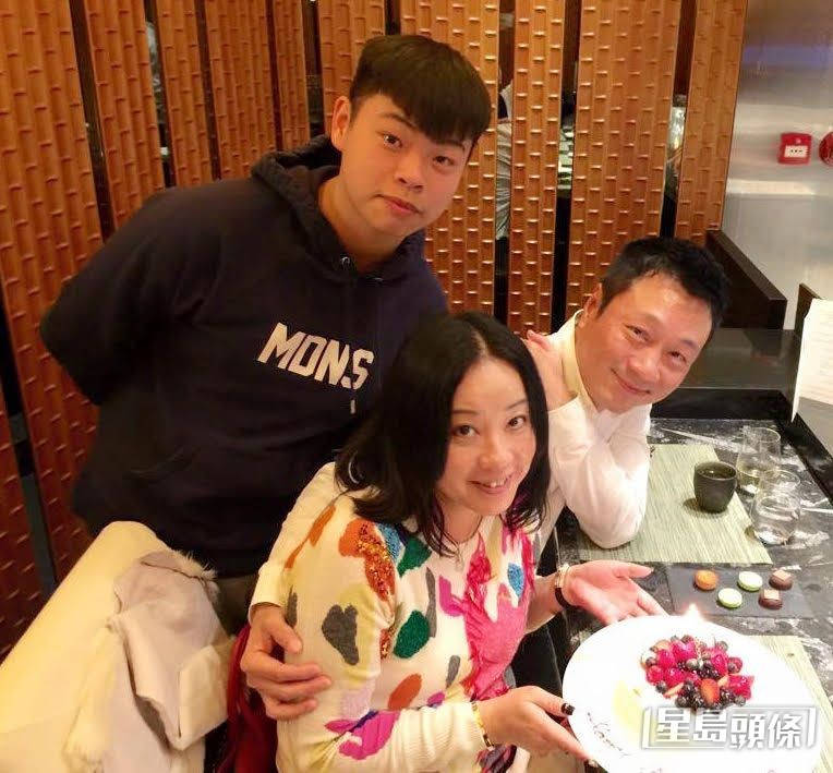 一家3口乐也融融，祥哥跟儿子冇距离感，两父子乜都倾。