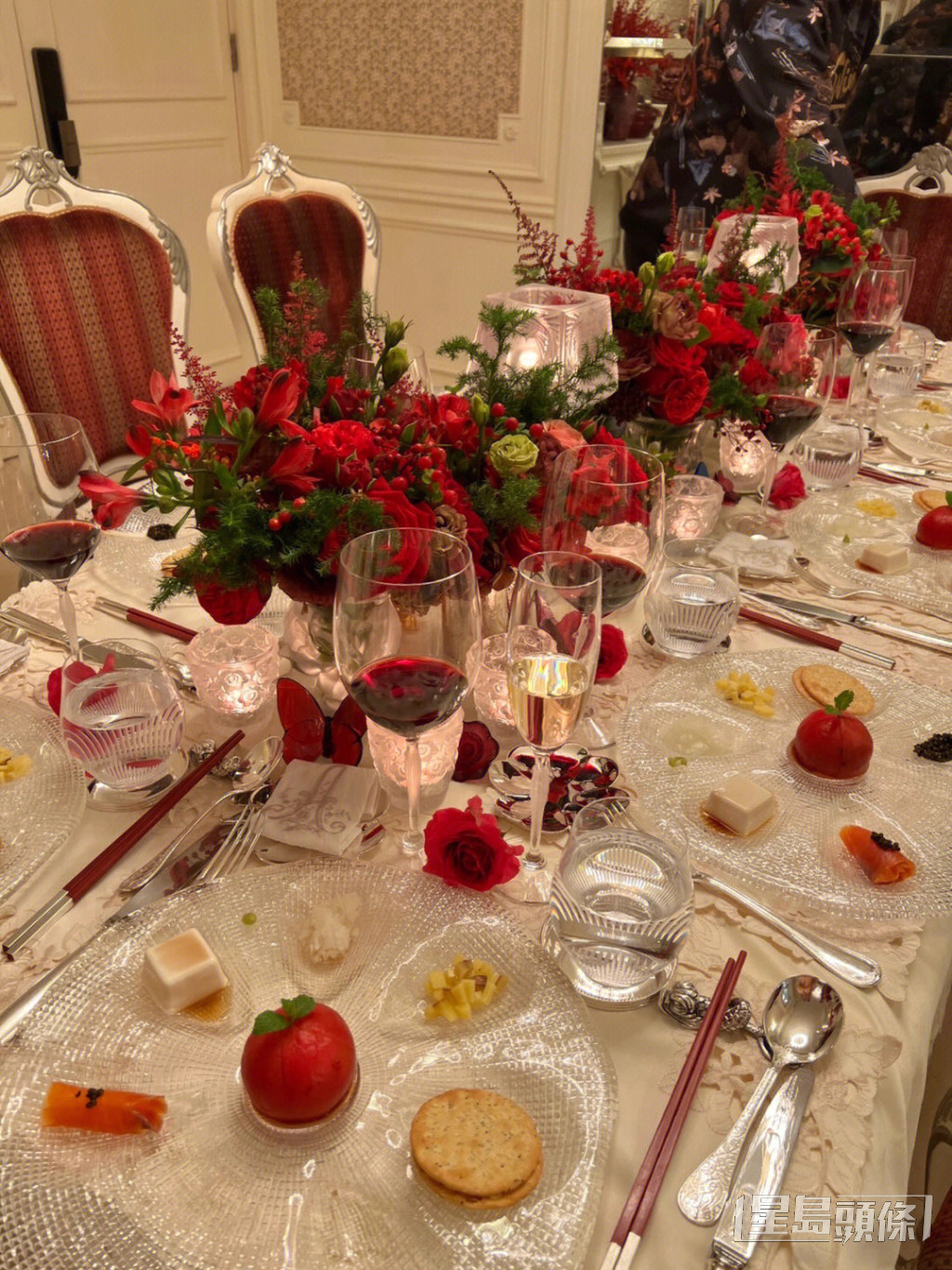 家宴在王玉環的豪宅舉行，相當奢華。